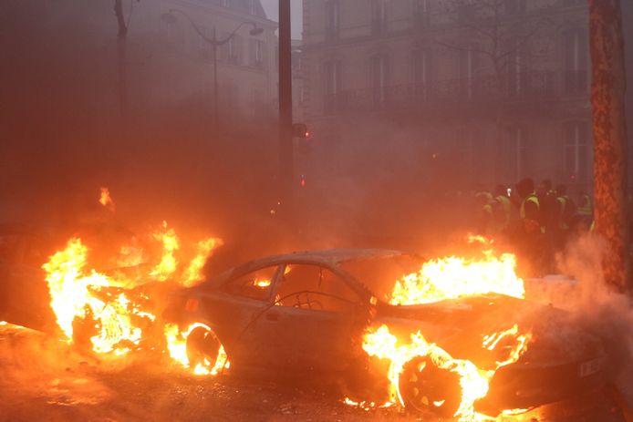 Een auto staat in brand tijdens protesten in Parijs afgelopen weekend.