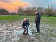 Clubsecretaris Marc De Waele en hoofdtrainer Jens Van Der Putten van FC Smetlede enkele maanden geleden bij hun totaal verzopen voetbalveld.
