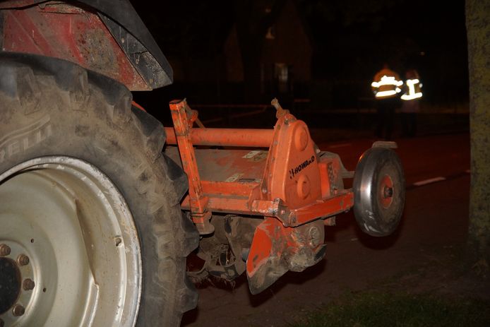 Messen van tractor doorboren auto in 's Gravenmoer