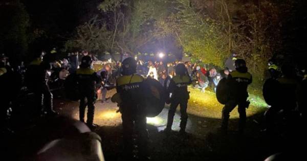EN WAAR IS DE POLITIE BIJ AL DIE STEEK EN VECHTPARTIJEN IN ASIELCENTRA   WAT EEN SCHANDAAL DAT ZE ALLES ONDER DE PET WILLEN HOUDEN...ME beëindigt groot illegaal feest in bos, ongeveer 100 feestgangers op de bon geslingerd: ‘Echt onbegrijpelijk'.
