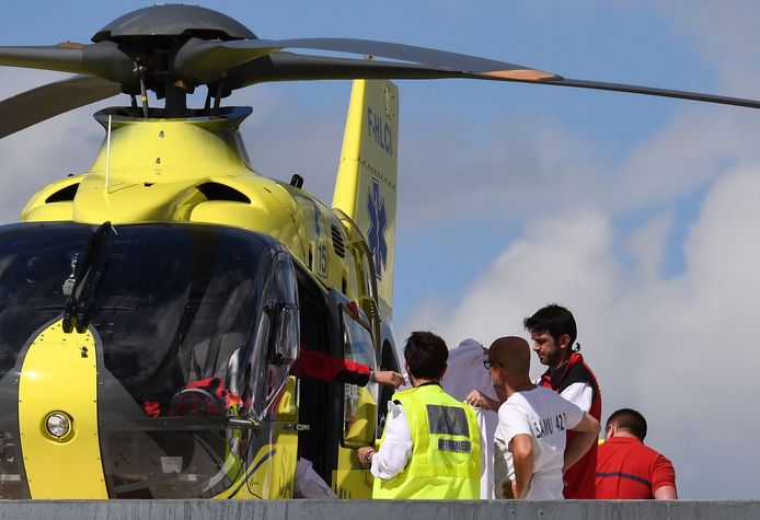Chris Froome wordt met een helikopter van het ziekenhuis in Roanne naar een ander ziekenhuis vervoerd.