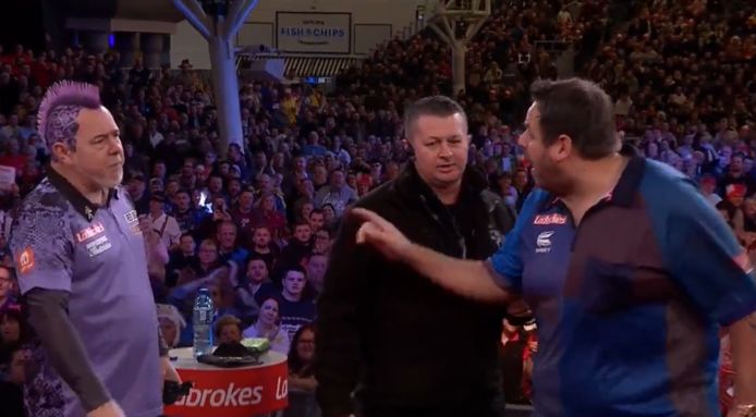 Adrian Lewis (r) en Peter Wright moeten door een beveiliger uit elkaar worden gehouden.