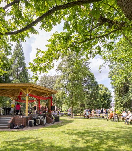 Warm bad bij opening muziekkapel park Stakenkamp: ‘Overdekt en voor iedereen beschikbaar podium’