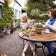 Zó verwijder je groene aanslag op je terras en tuinmeubels