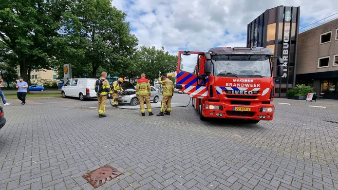 Autobrand vlakbij de Shell aan de Lange Amerikaweg in Apeldoorn.