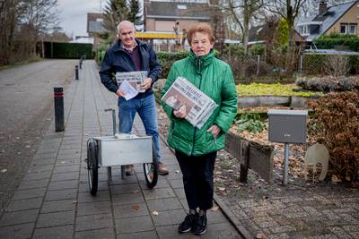 Na 35 jaar stoppen Gertje (82) en Matje (80) met bezorgen van nieuws in Helenaveen: ‘Benen willen ni