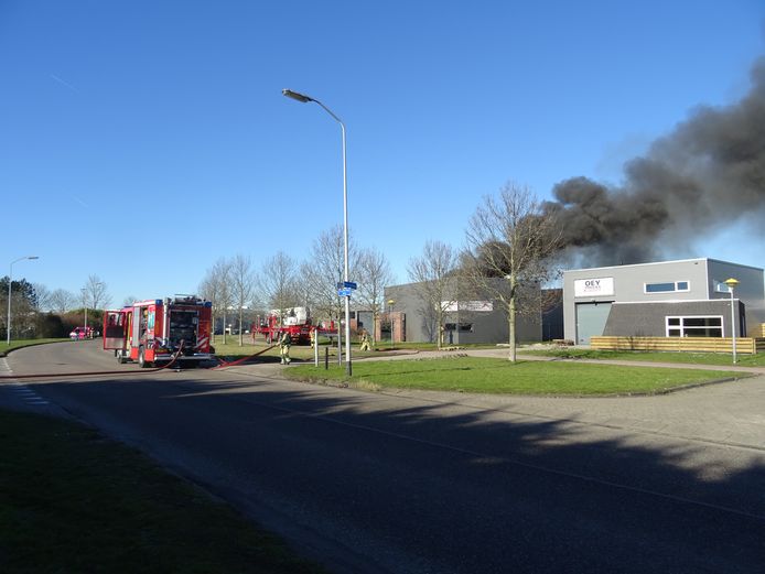 Meer dan 100 trouwjurken vlammen op bij grote brand in Lelystad: 'Alles is kapot' Lelystad | destentor.nl