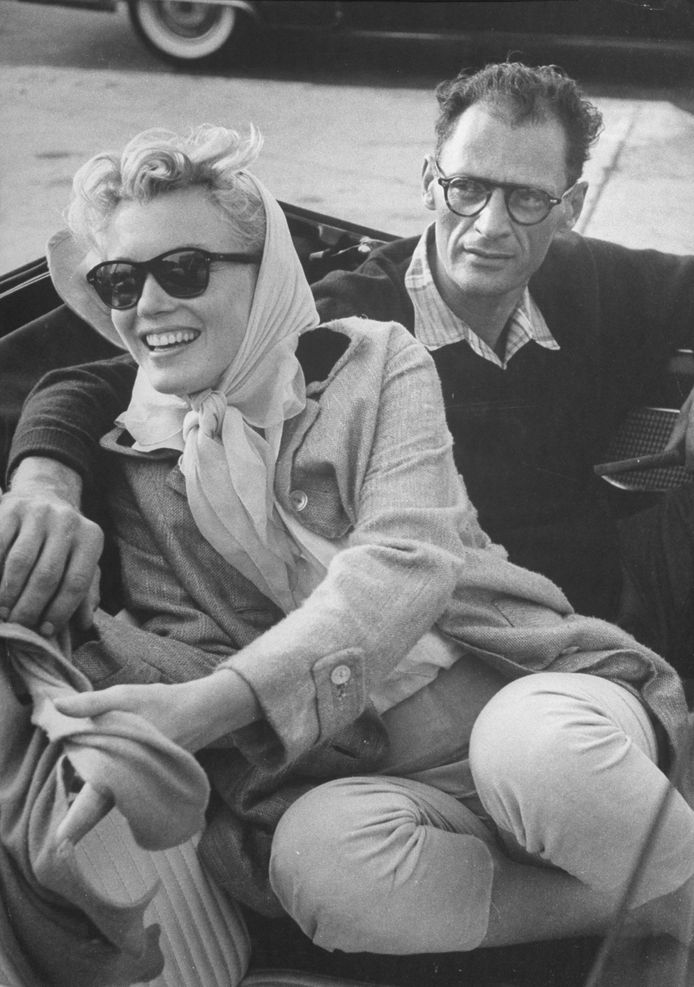 Marilyn Monroe met haar toenmalige man Arthur Miller in een Thunderbird-cabrio in juli 1956.