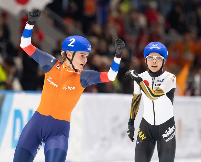 Irene Schouten viert haar zege op de massastart.
