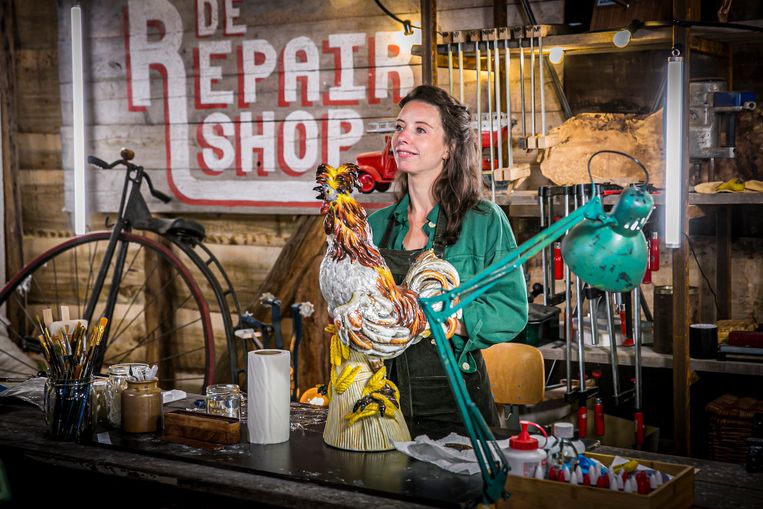 In ‘De Repair Shop’ wordt een team van vakmensen ingezet om gebroken maar geliefde voorwerpen weer tot leven brengen. Beeld VRT - Niels Nuyts