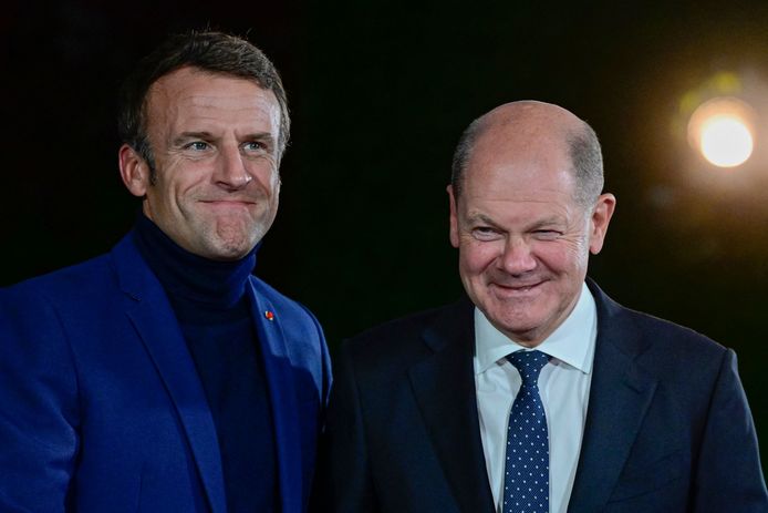 De Franse president Emmanuel Macron liet zich begin oktober in Berlijn ook al zien met een coltrui tijdens zijn ontmoeting met de Duitse bondskanselier Olaf Scholz.