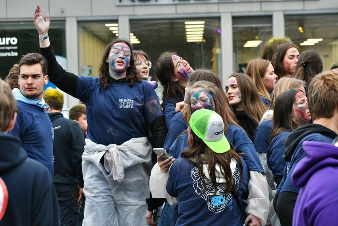 In Roeselare vierden ze de 50 dagen in plaats van de 100 dagen. De jongeren gingen vanaf 6u 's morgens uit de bol op het Polenplein.