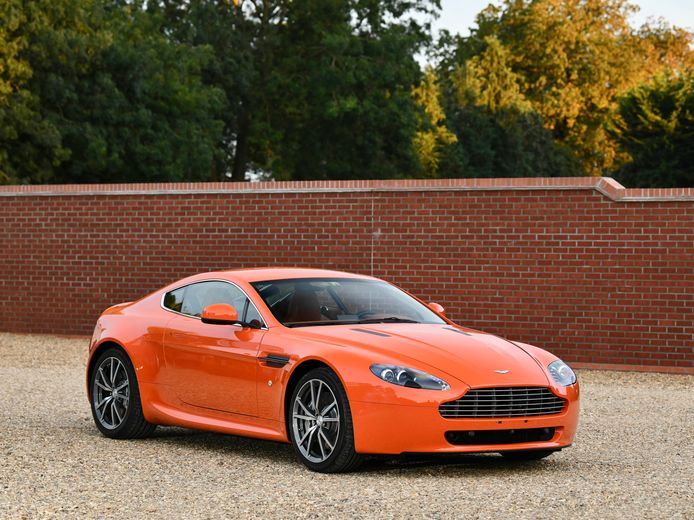 Acht oranje Aston Martins, zoals deze knappe bolide, gaan zondag onder de hamer.