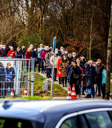 Ouderen staan in de ‘file’ voor boosterprik in Dordrecht: ‘Veel mensen komen te vroeg’