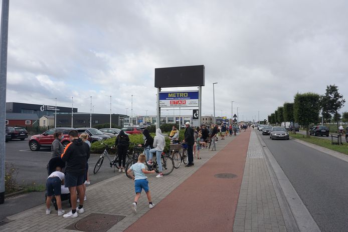 Waanzinnige wachtrij bij Brantano Middelkerke om paar schoenen op de te tikken: tevreden met mijn 644 euro korting” | Middelkerke | hln.be