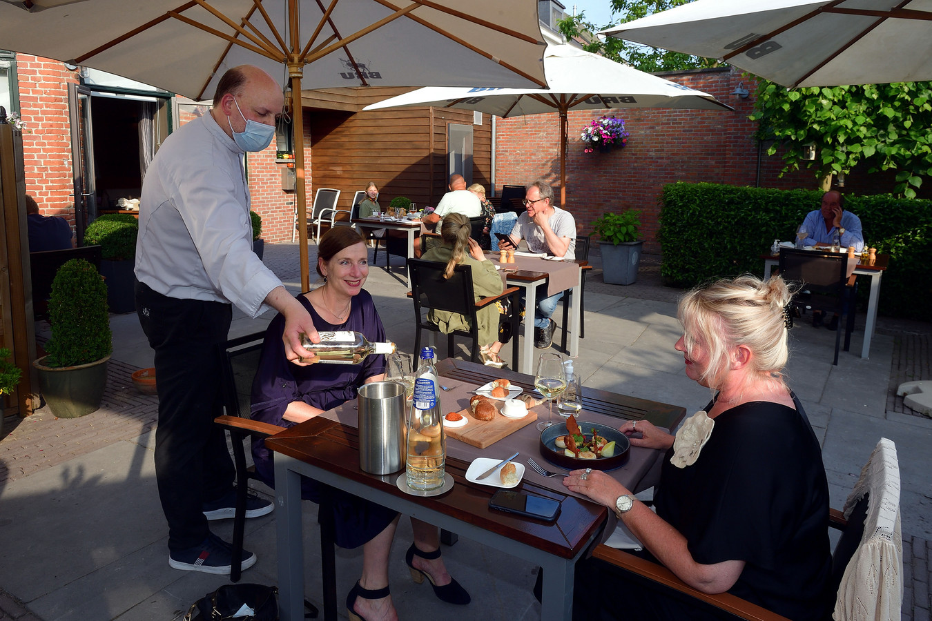 Maarten Ivens serveert zelf zijn gasten op het terras van De Heerlyckheyt in Essen.