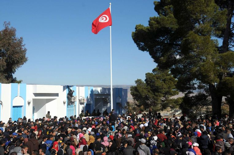 Tunesiërs demonstreren bij het hoofdkwartier van de autoriteiten in de stad Kasserine. Beeld afp