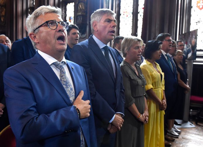 Dewinter gisteren bij de 11-juliviering in het Brusselse stadhuis naast Kris Van Dijck, die niet veel later ontslag nam.