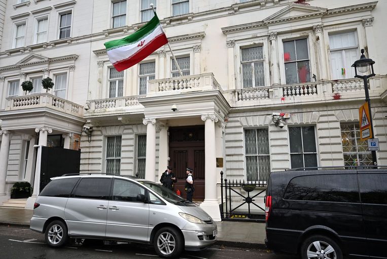 Politiebewaking bij de Iraanse ambassade in Londen.  Beeld AFP