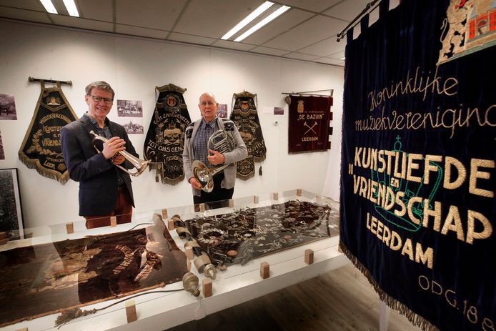 Henny van Dijk (l) met bugel en Peter Clements met hoorn op de vaandelexpositie in de Kunstplaats te Leerdam.
