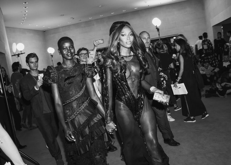 Het Zuid-Soedanese topmodel Adut Akech en haar ‘mama’ Naomi Campbell backstage tijdens de benefietmodeshow Fashion for Relief in Londen, 2019.  Beeld Getty Images