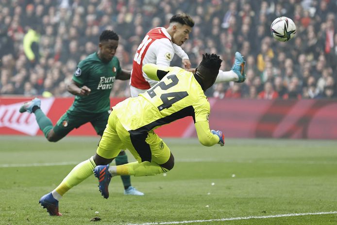 Luis Sinisterra kopt de 0-1 binnen voor Feyenoord tegen Ajax.