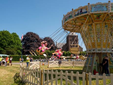 Doofblinde Ina (79) werd altijd betutteld en beteugeld, maar leeft nu op door haar tolk én de kermis 