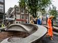 Koningin Máxima heeft op de Oudezijds Achterburgwal in Amsterdam een 3D-geprinte brug geopend.
