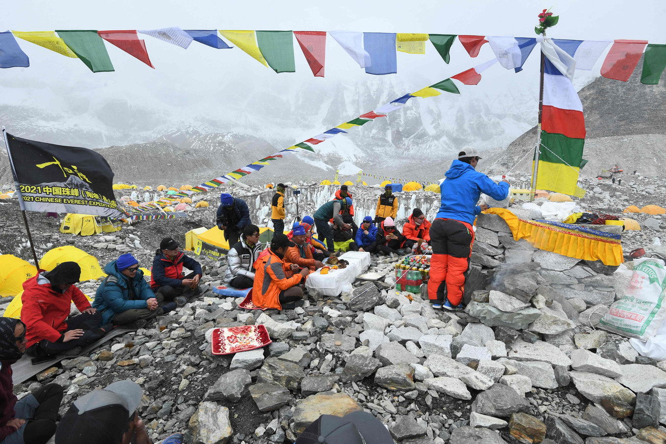 Een ritueel van een expeditie voor ze beginnen aan de klim naar de top van de hoogste berg.