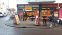 De ingang van de Coop-supermarkt aan de Hommelseweg in Arnhem is afgezet na het steekincident.