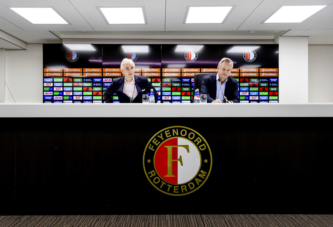 Toon van Bodegom (r) en Gérard Moussault tijdens de persconferentie naar aanleiding van het opstappen van Mark Koevermans als algemeen directeur van Feyenoord.