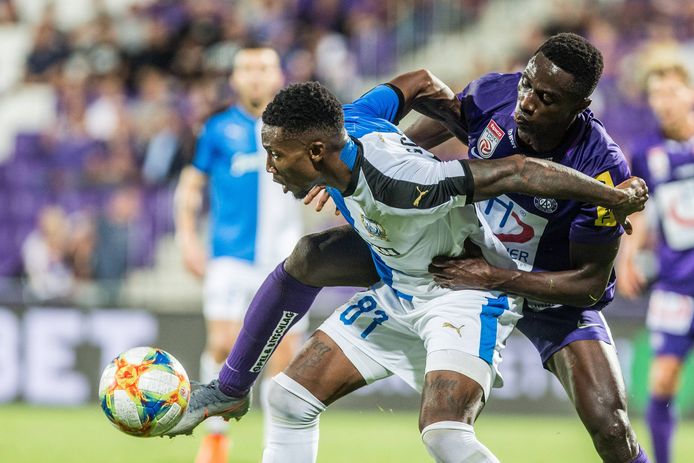 Serge Gakpe namens Apollon in actie tegen Austria Wien.
