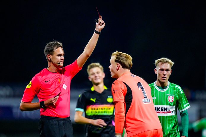 Pijnlijke avond voor Jong PSV: na razendsnel rood voor Schiks is het ...
