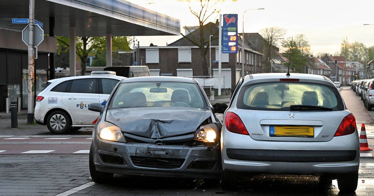 Twee gewonden bij aanrijding tussen twee autos in Tilburg.