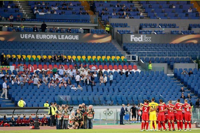 28 september: Van de 72.000 beschikbare zitjes in het Stadio Olimpico worden er zo'n 180 bezet. Zo veel supporters van Zulte Waregem waren er aanwezig in het Europa League-duel met Lazio. Essevee ging uiteindelijk met 2-0 onderuit in een akelig leeg stadion.