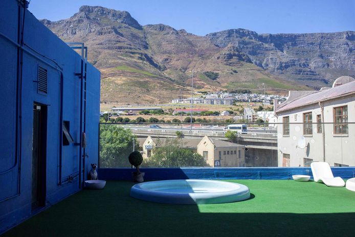 De 'Sky Deck' van het hotel, met uitzicht op de Tafelberg.