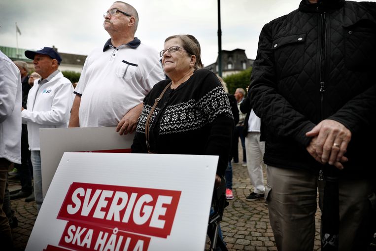 Op het centrale plein in Malmö luisteren aanhangers van de Zweden Democraten naar partijleider Jimmie Åkesson. Beeld Daniel Rosenthal