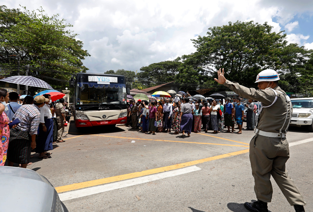 Een gevangenisofficier controleert het verkeer terwijl gevangenen worden vrijgelaten nadat ze amnestie hebben gekregen buiten de Insein-gevangenis in Yangon.  Beeld EPA