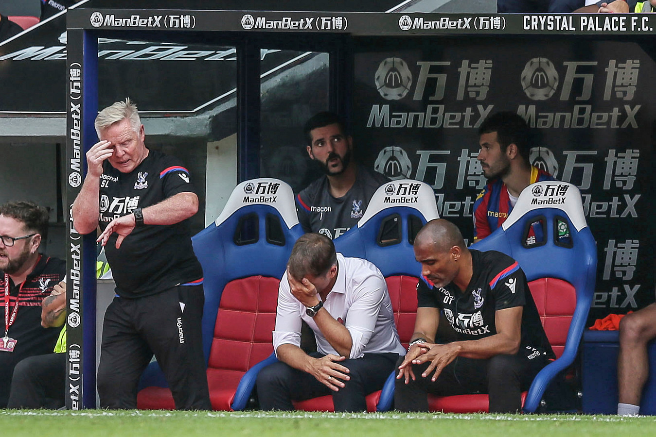 Frank de Boer in zijn tijd als trainer bij Crystal Palace, in 2017. Naast hem assistent-trainer Orlando Trustfull.