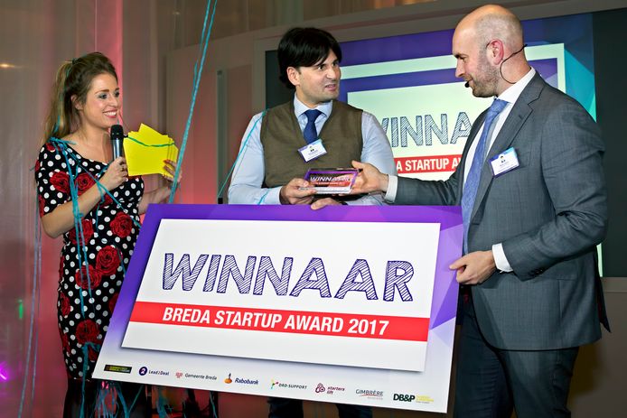 Uitreiking van de Breda Startup Award, een initiatief van Starterslift, Business Coach Breda en de gemeente Breda, bij de Rabobank aan het Kloosterplein . Uit handen van wethouder Boaz Adank (rechts) ontvangt winnaar Erik Schoones van De Röntgendokters de eerste prijs.