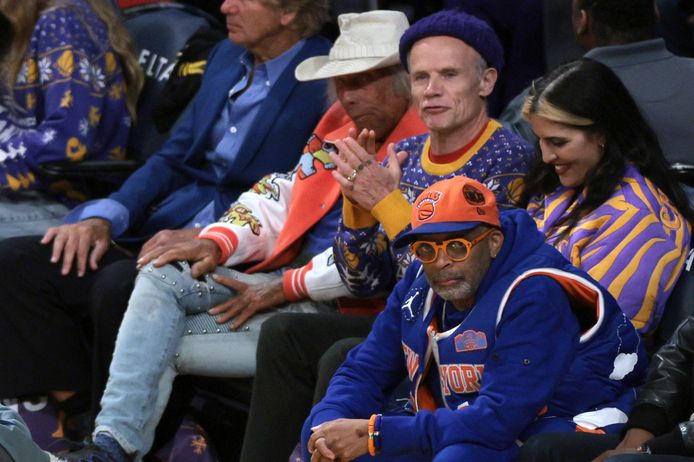 Regisseur Spike Lee (r) en muzikant Flea (derde van rechts) op 18 december tijdens de wedstrijd tussen de Knicks en de LA Lakers in Los Angeles.