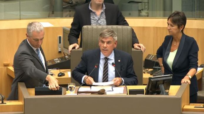 Vlaams Belanger Filip Dewinter als tijdelijk Vlaams Parlementsvoorzitter.