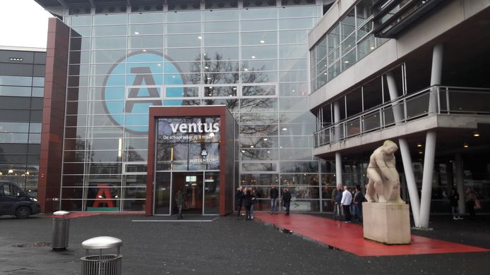 De hoofdvestiging van Aventus, naast het station in Apeldoorn.