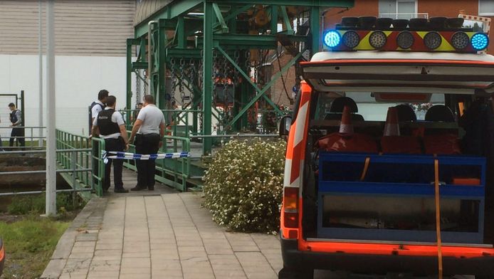 Politie en brandweer zijn ter plaatse om het lichaam uit het water te halen.