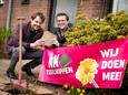Oosterhout doet mee aan het NK Tegelwippen, met links wethouder Guus Beenhakker die het startsein geeft, samen met bewoner Davey Raaijmakers.