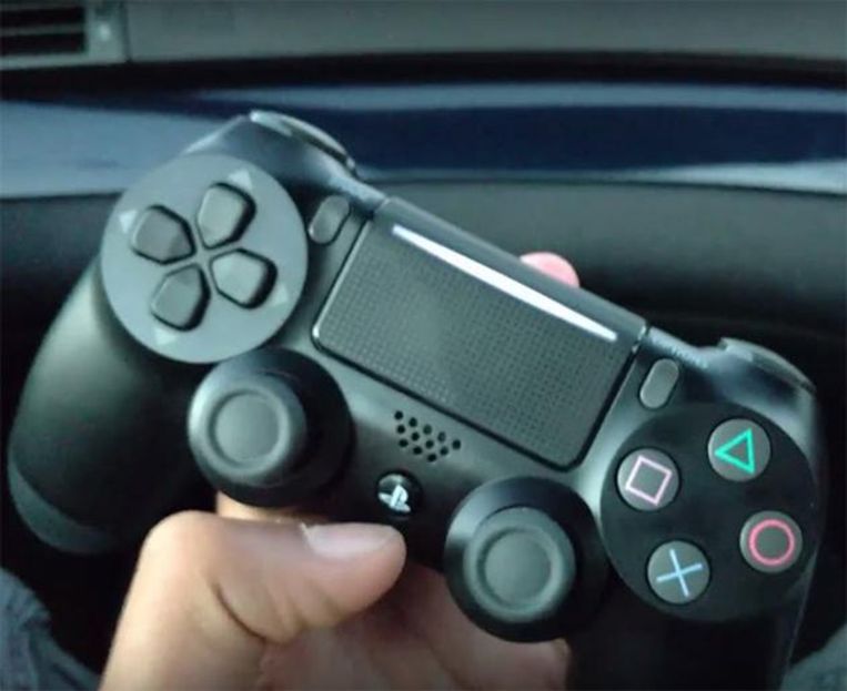 Zo zal de vernieuwde controller eruitzien, met een lichtstreepje op het touchpad. Beeld kos
