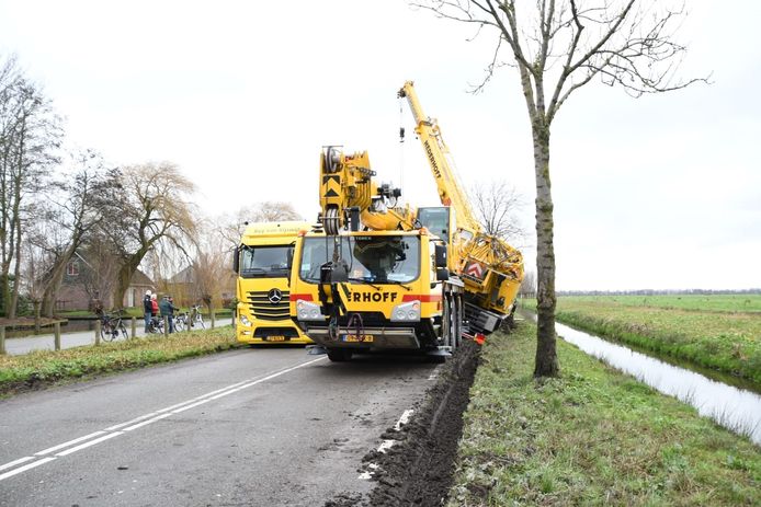 De kraanwagen belandde in de berm op de Tuurluur in Papekop.
