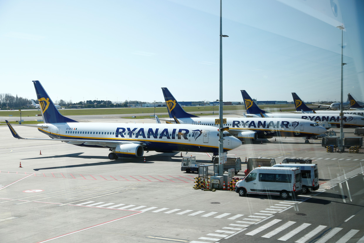 Vliegtuigen van maatschappij Ryanair staan geparkeerd op de luchthaven van Charleroi. Beeld REUTERS