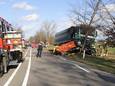 De personenwagen kwam onder de voorkant van de vrachtwagen terecht op de Hapseweg in Oeffelt.