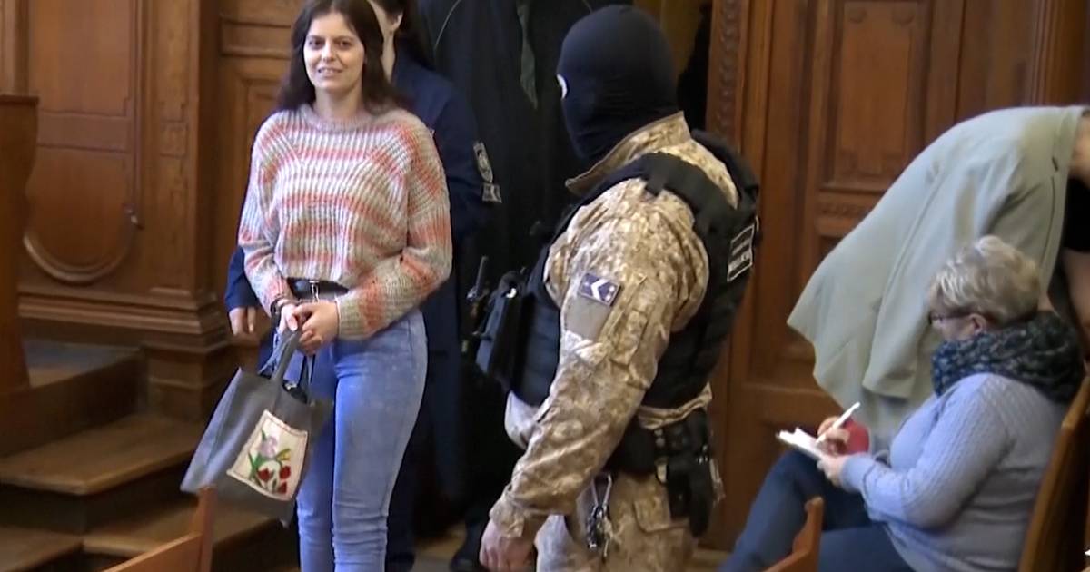 Italia sconvolta dopo la donna italiana portata in catene al tribunale ungherese |  al di fuori
